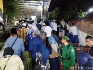 Ratusan Jemaah Padati Makam Sunan Giri Demi Lailatul Qadar