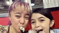 Meskipun mantan suaminya telah menikah lagi, tetapi Marshan masih memiliki hubungan yang baik dengannya. Bahkan tak segan makan bareng istri dari Ben. Foto: Instagram @marshanda99