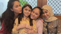 Ini adalah momen Marshanda saat merayakan ulang tahun bersama dengan kerabat dan putrinya. Tak lupa kue cokelat menemani momen tersebut. Foto: Instagram @marshanda99