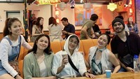 Gayanya saat nongkrong di kafe kekinian ini seperti anak muda. Ia dan teman-temannya tersebut memesan kopi. Foto: Instagram @marshanda99