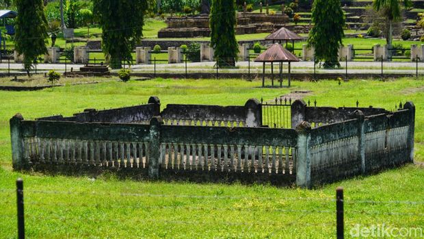 Masjid Kuno Lamuru dan Kompleks Pemakaman Raja-raja Lamuru