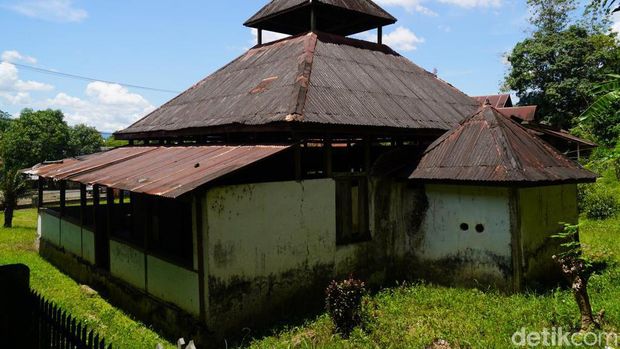 Masjid Kuno Lamuru dan Kompleks Pemakaman Raja-raja Lamuru