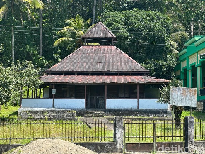 Masjid Kuno Lamuru dan Kompleks Pemakaman Raja-raja Lamuru