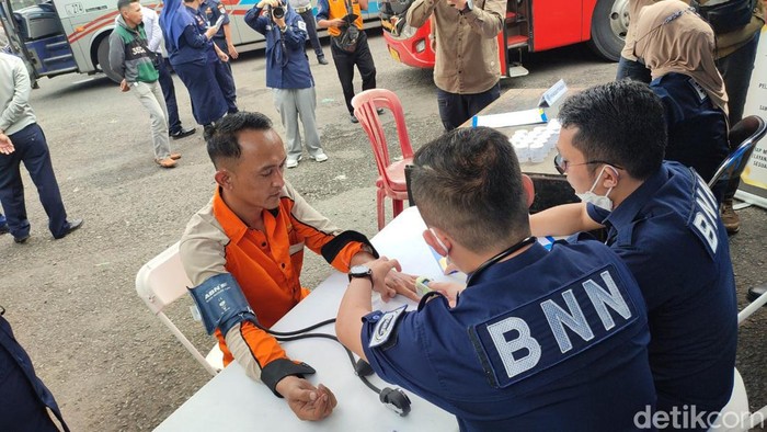 Masuk Terminal Ciamis Jelang Mudik, Sopir Bus Dites Urin dan Kesehatan