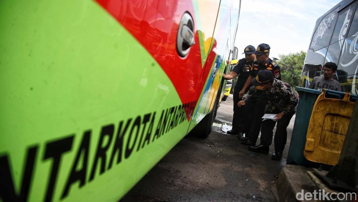 Ramp check bus angkutan mudik dilakukan di Terminal Pulo Gebang, Cakung, Jakarta Timur. Kegiatan ini untuk memeriksa kelayakan bus angkutan mudik.