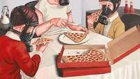 Jika dilihat dari potret orangnya memang tak ada yang berubah. Hanya saja mereka tidak lagi menikmati biskuit melainkan pizza. Anehnya mereka sambil mengenakan masker. Foto: Instagram @kendraparamita