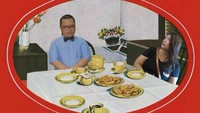 Editan gambar untuk kaleng Khong Guan ini bikin ngakak netizen. Memperlihatkan sosok pria dan wanita yang terlihat sungkan saat menikmati biskuit bersama. Foto: Instagram @eqhelpolozzz