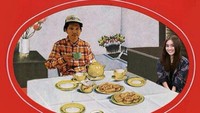 Editan serupa juga terlihat pada foto yang satu ini. Hanya saja, pria dan wanita di foto ini terlihat lebih menikmati suguha biskuit yang ada di meja. Foto: Instagram @iyenkdiaz