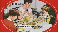 Netizen ini mengedit gambar kaleng Khong Guan dengan gaya kekinian. Sosok ibu dan dua anaknya dibuat tengah menggunakan ponsel untuk memotret biskuit yang ada di meja makan. Foto: Instagram