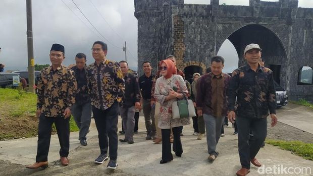 Mendes PDTT Abdul Halim Iskandar saat berada di destinasi wisata Negeri Kahyangan, Wonolelo, Sawangan, Kabupaten Magelang, Kamis (13/4/2023).