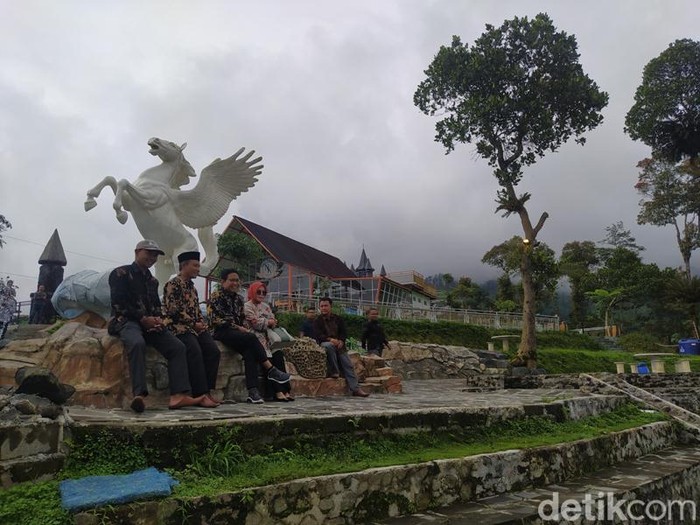 Mendes PDTT Abdul Halim Iskandar saat berada di destinasi wisata Negeri Kahyangan, Wonolelo, Sawangan, Kabupaten Magelang, Kamis (13/4/2023).