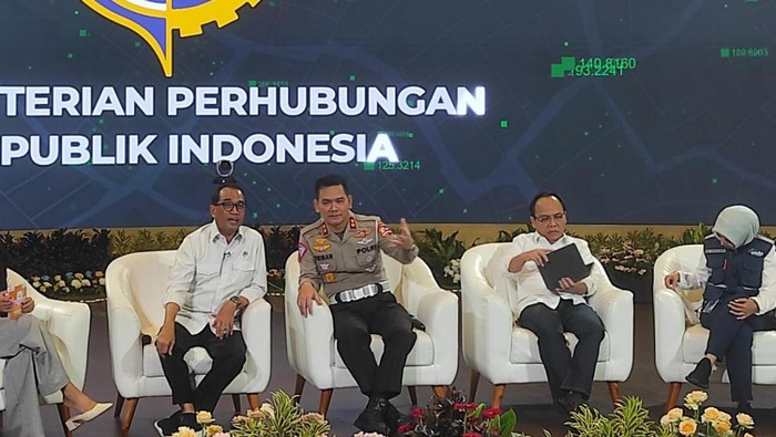 Menhub Budi  dan Kakorlantas Irjen Firman di kick off Mudik Aman Berkesan (Azhar-detikcom)