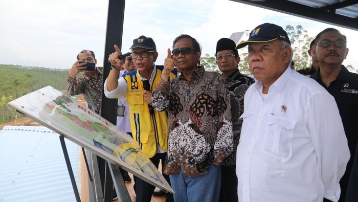 Menteri PUPR Basuki Hadimuljono meninjau lokasi pembangunan istana negara bersama Menko Polhukam Mahfud MD di PPU, Kaltim