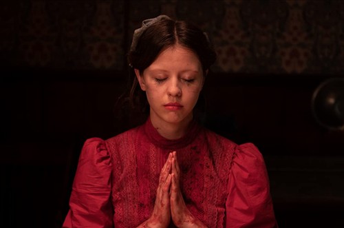 Penampilan Mia Goth di film Pearl.