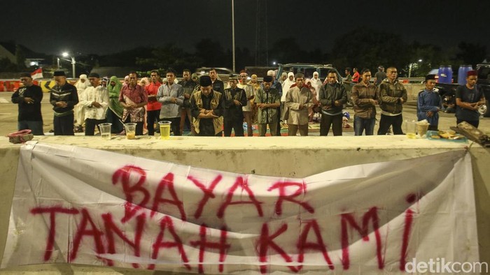 Ahli waris lahan Tol Jatikarya melakukan aksi shalat maghrib dan tarawih di Tol Cimanggis - Cibitung, Bekasi, Kamis (13/3/2023).