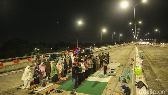 Momen Ahli Waris Lahan Gelar Salat Tarawih di Tol Jatikarya Ahli waris lahan Tol Jatikarya melakukan aksi shalat maghrib dan tarawih di Tol Cimanggis - Cibitung, Bekasi, Kamis (13/3/2023).