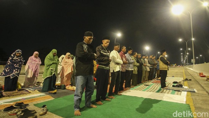 Momen Ahli Waris Lahan Gelar Salat Tarawih di Tol Jatikarya Ahli waris lahan Tol Jatikarya melakukan aksi shalat maghrib dan tarawih di Tol Cimanggis - Cibitung, Bekasi, Kamis (13/3/2023).