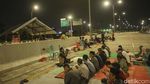 Momen Ahli Waris Lahan Gelar Salat Tarawih di Tol Jatikarya