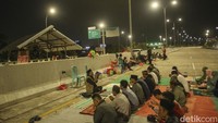 Para ahli waris ini menggelar salat berjamaah dengan menggunakan alas tikar dan sajadah.