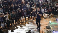 Ratusan mahasiswa dan mahasiswi telah memadati amphitheater yang terletak di halaman kampus. Dialog di udara terbuka berlangsung hangat. Lampion yang sengaja diterbangkan untuk menyambut kedatangan AHY pun menambah semarak suasana malam itu.