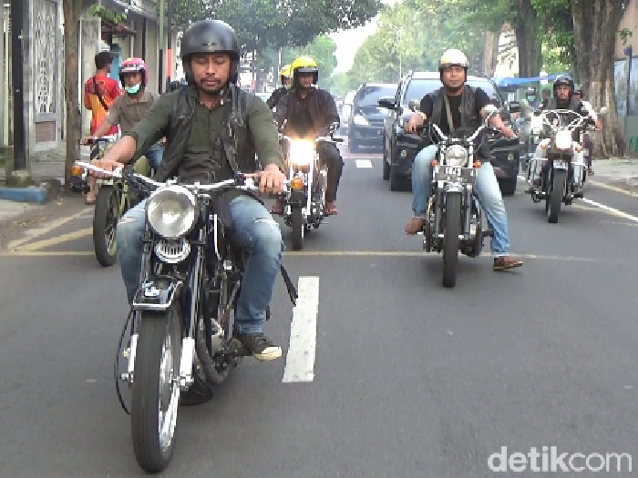 ngabuburit di lumajang dengan motor tua sembari bagi takjil