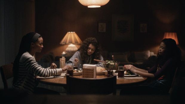 Adegan Nika King dan Zendaya di Euphoria.