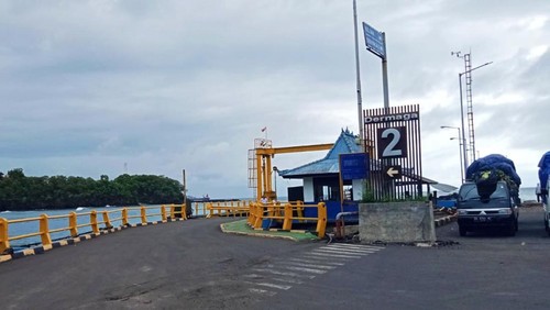 Dermaga 2 Pelabuhan Padangbai yang terletak di Kecamatan Manggis, Kabupaten Karangasem diperbaiki lebih cepat untuk kelancaran pemudik.