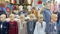 Menjelang hari raya Idul Fitri warga mulai memburu pakaian muslim.  