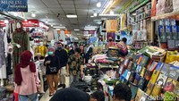 Salah satu mal yang menjual aneka pakaian muslim yaitu Thamrin City.  