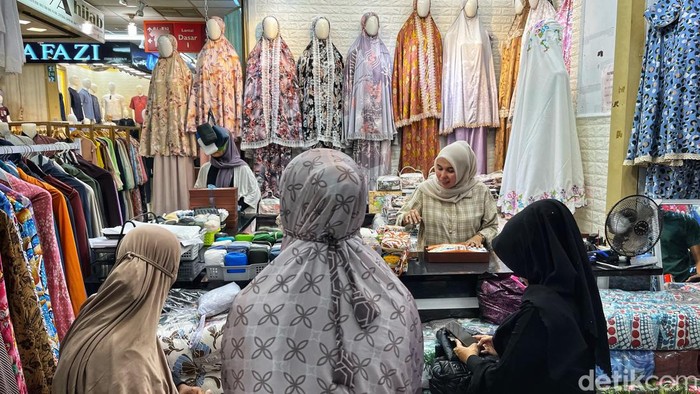 Pakaian Muslim Mulai Diburu Warga untuk Lebaran Sejumlah warga berbelanja di Thamrin City, Jakarta, Kamis (13/3/2023).