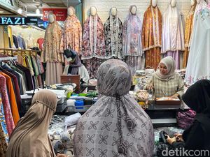 Menuju H-4 Lebaran, Begini Suasana Berburu Baju di Thamrin City