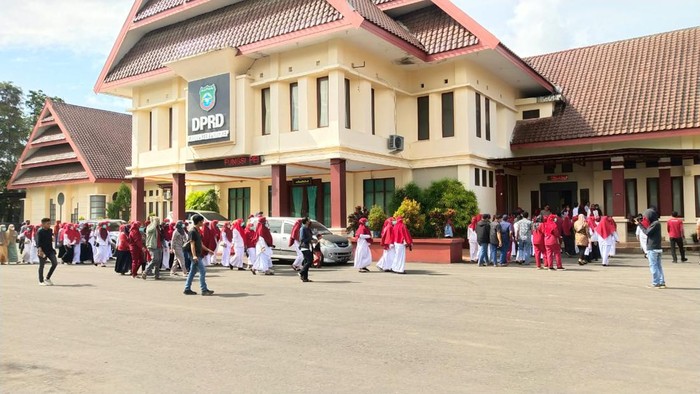 200 honorer RSUD Batara Siang Pangkep long march ke DPRD Pangkep mengadukan remunerasi yang anjlok.