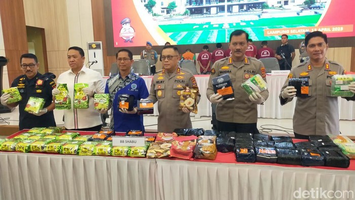 Paparan kasus pengungkapan sabu 64 kg di Mapolda Lampung. (Tommy/detikSumut)