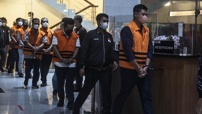 Sejumlah tersangka kasus dugaan korupsi Ditjen Perkeretaapian Kementerian Perhubungan digiring petugas KPK untuk dihadirkan dalam konferensi pers di Gedung KPK, Jakarta, Kamis (13/4/2023). KPK menetapkan dan menahan 10 orang tersangka yang terjaring kegiatan tangkap tangan terkait kasus dugaan korupsi pemberian dan penerimaan hadiah atau janji dalam proyek pembangunan dan pemeliharaan jalur kereta api di lingkungan Direktorat Jenderal Perkeretaapian Kementerian Perhubungan.