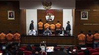 10 tersangka baik pemberi dan penerima di kasus itu adalah DIN selaku Direktur PT IPA, MUH selaku Direktur PT DF, YOS selaku Direktur PT KA Manajemen Properti sampai dengan Februari 2023, PAR selaku VP PT KA Manajemen Properti, HNO selaku Direktur Prasarana Perkeretaapian, DEN selaku PPK BTP Jabagteng, PTU selaku Kepala BTP Jabagteng, AFF selaku PPK BPKA Sulsel, FAD selaku PPK Perawatan Prasarana Perkeretaapian, dan SYN selaku PPK BTP Jabagbar.