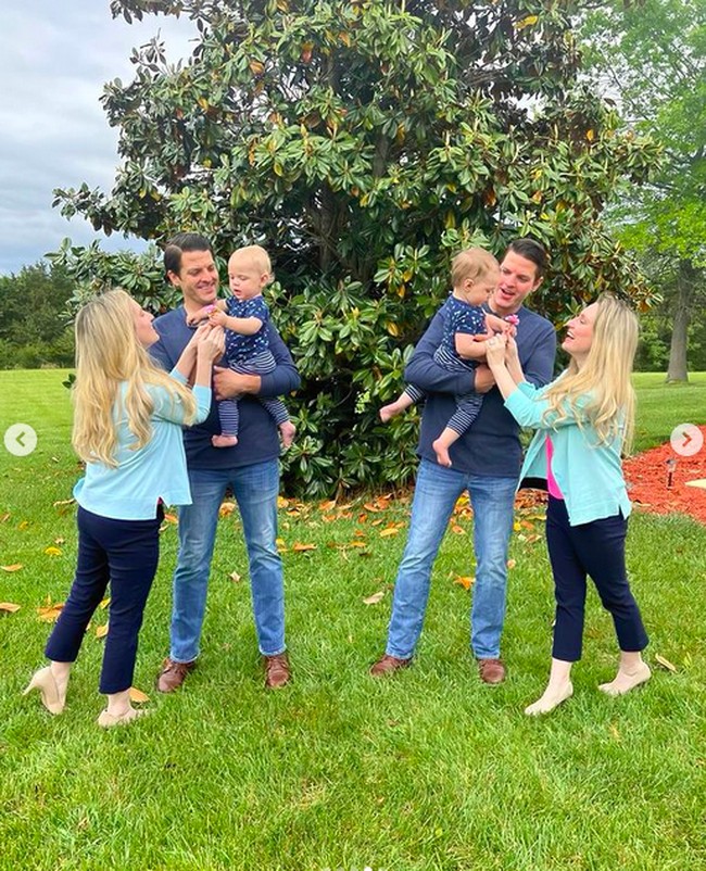 Liburan Paskah tahun ini menjadi momen spesial bagi keluarga unik ini karena untuk pertama kalinya Brittany dan Briana mengajak suami dan anak mereka bertemu keluarga besar Salyers. Kami sangat bersemangat memperkenalkan mereka ke keluarga kami  kata Briana. Semoga keluarga mereka bisa membedakan pasutri ini yah. (Foto: Instagram/@salyerstwins)