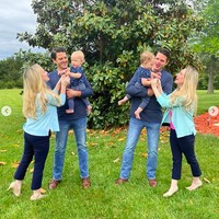 Liburan Paskah tahun ini menjadi momen spesial bagi keluarga unik ini karena untuk pertama kalinya Brittany dan Briana mengajak suami dan anak mereka bertemu keluarga besar Salyers. Kami sangat bersemangat memperkenalkan mereka ke keluarga kami  kata Briana. Semoga keluarga mereka bisa membedakan pasutri ini yah. (Foto: Instagram/@salyerstwins)