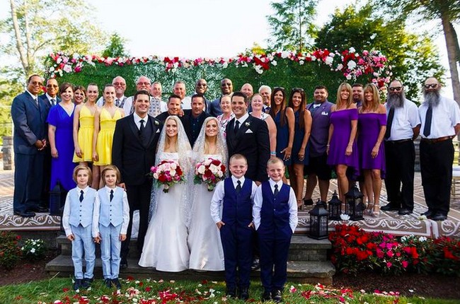 Seperti dikabarkan People, dua bersaudari asal Delaware, AS, ini bertemu Josh dan Jeremy di Twins Day Festival yang berlangsung di Twinsburg, Ohio, pada 2017. Setahun kemudian di acara yang sama, Brittany menikahi Josh, dan Briana bersama Jeremy. Saking uniknya, seremoni pernikahan mereka sempat diabadikan dalam program TV yang tayang di TLC. (Foto: Instagram/@salyerstwins)