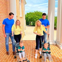 Sulit untuk membedakan duo keluarga ini mengingat mereka selalu bersama-sama. Bahkan untuk urusan pakaian pun, harus selalu kompak satu sama lain. Kami melakukan segala sesuatu bersama-sama. Kami tidak terpisahkan, ujar Briana. (Foto: Instagram/@salyerstwins)