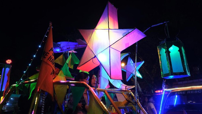 Pawai Keriang Bandong Semarakkan Ramadan di Pontianak Sejumlah warga menaiki mobil yang dihiasi dengan keriang bandong (lampion) berbentuk masjid saat pawai keriang bandong di Pontianak, Kalimantan Barat, Rabu (12/4/2023). Pawai keriang bandong dan obor yang digelar masyarakat Pontianak Barat tersebut untuk menyemarakkan bulan Ramadhan 1444 Hijriah dan melestarikan tradisi budaya Melayu setempat.