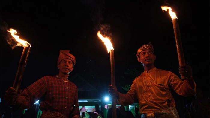 Pawai Keriang Bandong Semarakkan Ramadan di Pontianak Sejumlah warga menaiki mobil yang dihiasi dengan keriang bandong (lampion) berbentuk masjid saat pawai keriang bandong di Pontianak, Kalimantan Barat, Rabu (12/4/2023). Pawai keriang bandong dan obor yang digelar masyarakat Pontianak Barat tersebut untuk menyemarakkan bulan Ramadhan 1444 Hijriah dan melestarikan tradisi budaya Melayu setempat.