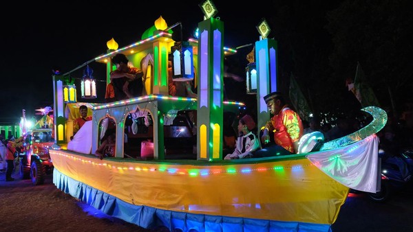 Pawai Keriang Bandong Semarakkan Ramadan di Pontianak