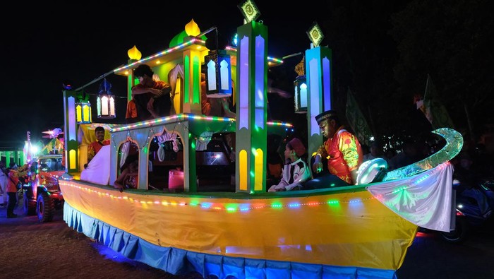 Pawai Keriang Bandong Semarakkan Ramadan di Pontianak Sejumlah warga menaiki mobil yang dihiasi dengan keriang bandong (lampion) berbentuk masjid saat pawai keriang bandong di Pontianak, Kalimantan Barat, Rabu (12/4/2023). Pawai keriang bandong dan obor yang digelar masyarakat Pontianak Barat tersebut untuk menyemarakkan bulan Ramadhan 1444 Hijriah dan melestarikan tradisi budaya Melayu setempat.