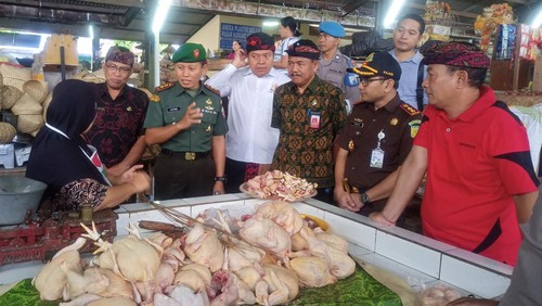 Bupati Karangasem I Gede Dana bersama Forkopimda saat melakukan pemantauan harga kebutuhan pokok jelang hari raya Idul Fitri di Pasar Subagan Kamis (13/4/2023).