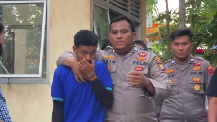 Seorang pegawai mitra restoran di Atlantis Ancol dilaporkan ke polisi karena kepergok merekam wanita mandi.