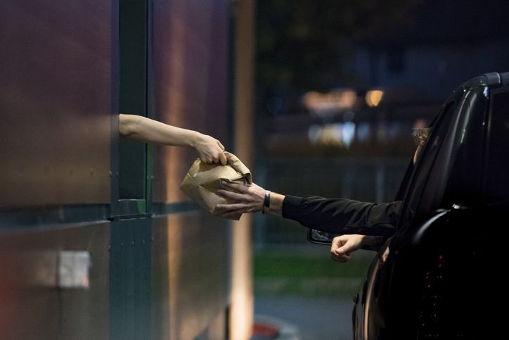 Duh! Pekerja Drive Thru Ini Berhubungan Intim Saat Layani Pelanggan