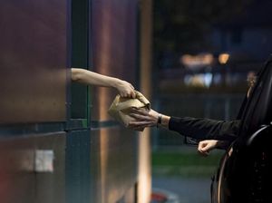 Duh! Pekerja Drive Thru Ini Berhubungan Intim Saat Layani Pelanggan