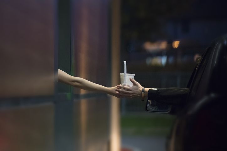 Duh! Pekerja Drive Thru Ini Berhubungan Intim Saat Layani Pelanggan