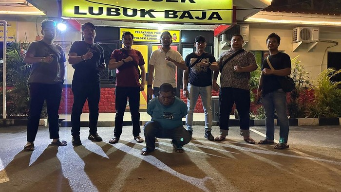 Pelaku BHS saat ditangkap Unit Reskrim Polsek Lubuk Baja.(Foto: Istimewa)