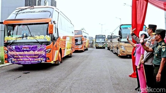 Pelapasan bus yang mengangkut ratusan warga Karawang mudik ke kampung halaman, Kamis (13/4/2023).